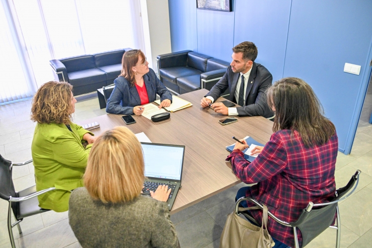 La reunió entre el secretari d'Estat de Transició Energètica, Transports i Mobilitat, David Forné, amb la consellera de Territori, Habitatge i Transició Ecològica de la Generalitat de Catalunya, Sílvia Paneque.